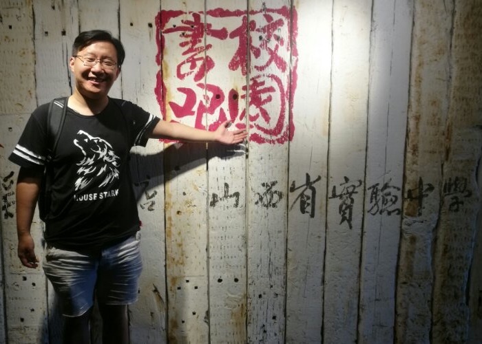 Yo en frente de la biblioteca de mi escuela